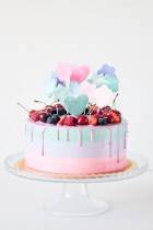 Торт с розовыми потеками и свежими ягодами