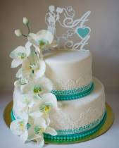 Торт с цветами бело-зеленый с монограммой