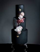 Торт с цветами и рисунком черный