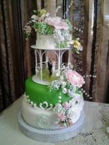 Торт с цветами многоярусный Беседка с новобрачными