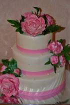 Торт с цветами шикарных роз и розовыми лентами
