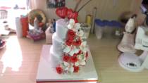 Торт с цветами с сердцами и инициалами