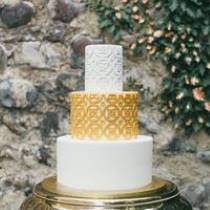 Торт бело-золотой с орнаментом