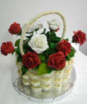 Торт карзина из бело-красных роз