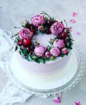 Торт с бутонами роз и вишней