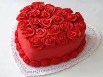 Торт сердце с розами в красном цвете